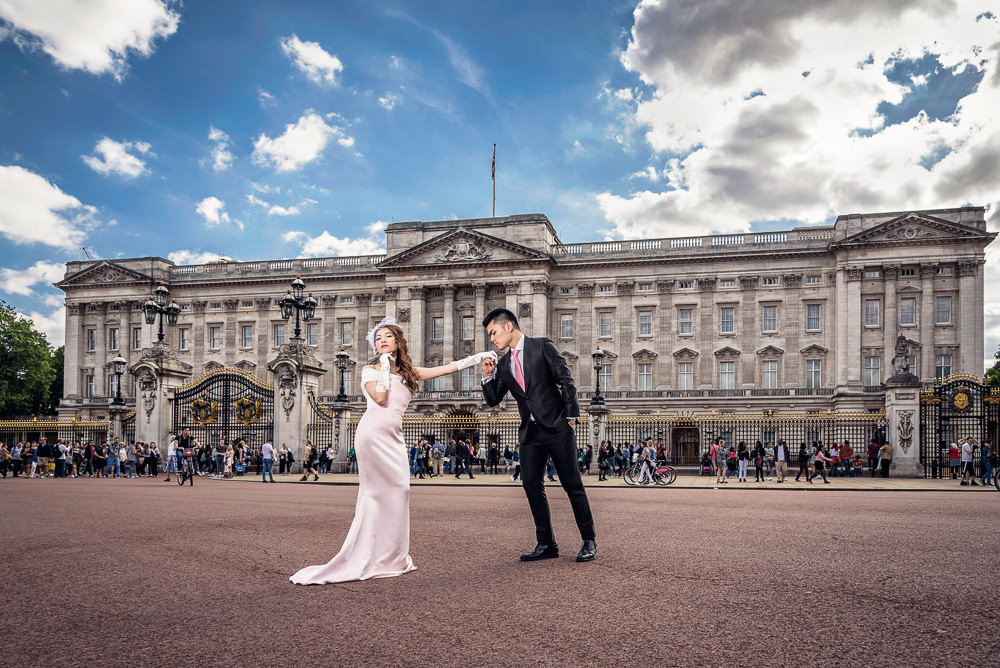 Buckingham Palace London - crowded location for photos