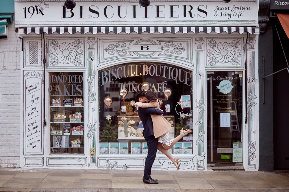 Fun engagement photoshoot in London