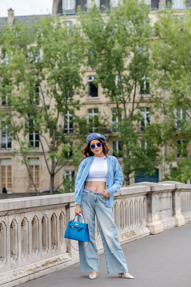 Influencer dressed in blue posing for photos in the street