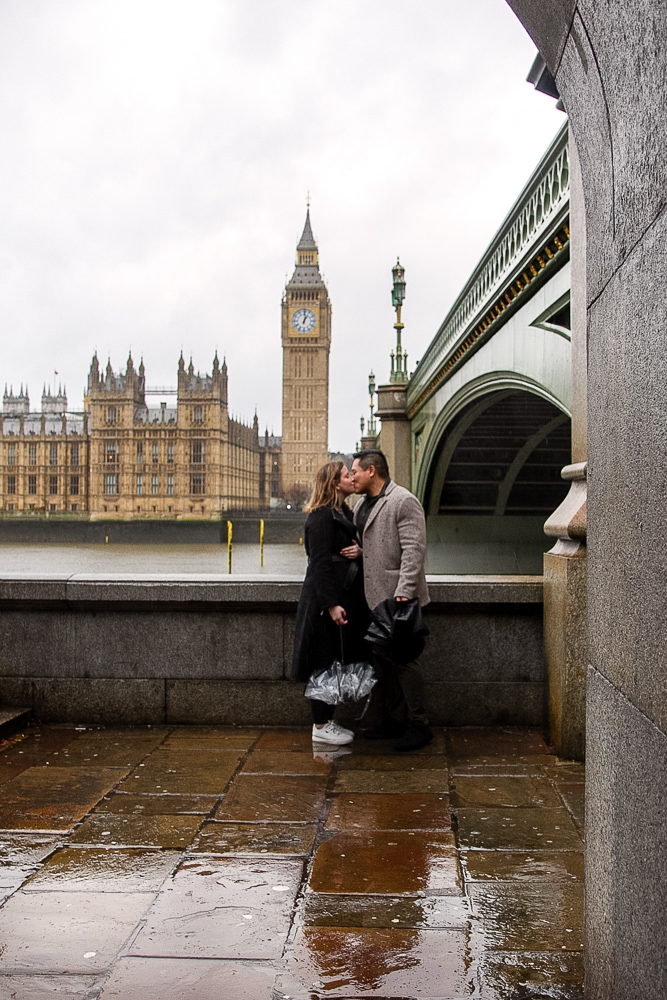Couple photoshoot in London on a rainy day by Tom 