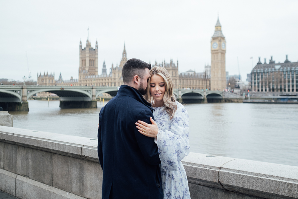 Stylish brazilian couple posing for engagement photos in front of Big Ben in London