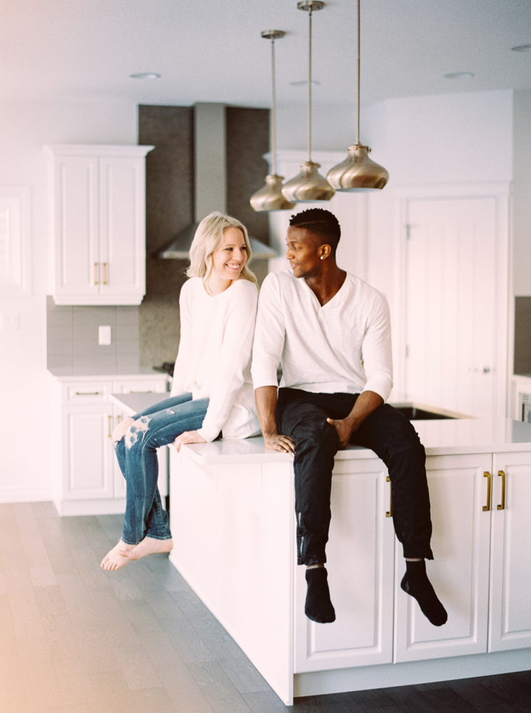 Couples photos at home in relaxed ambiance