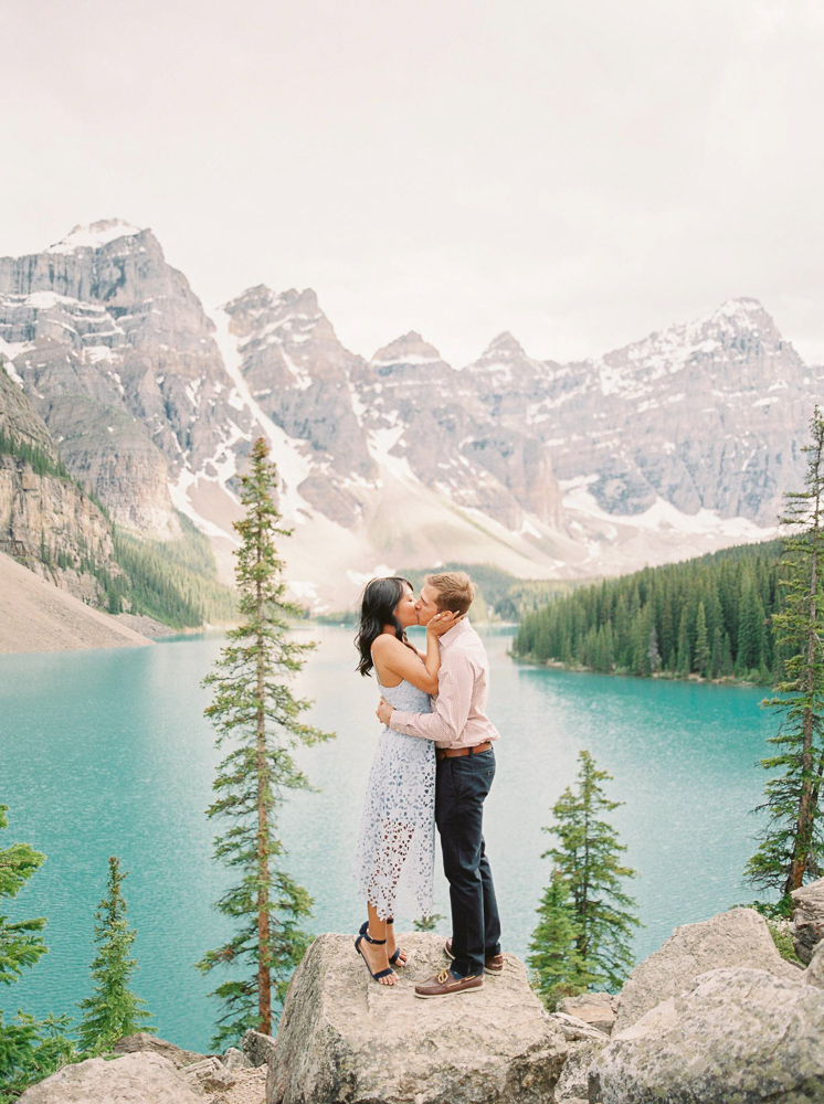 Mountain top nature themed couples photoshoot ideas