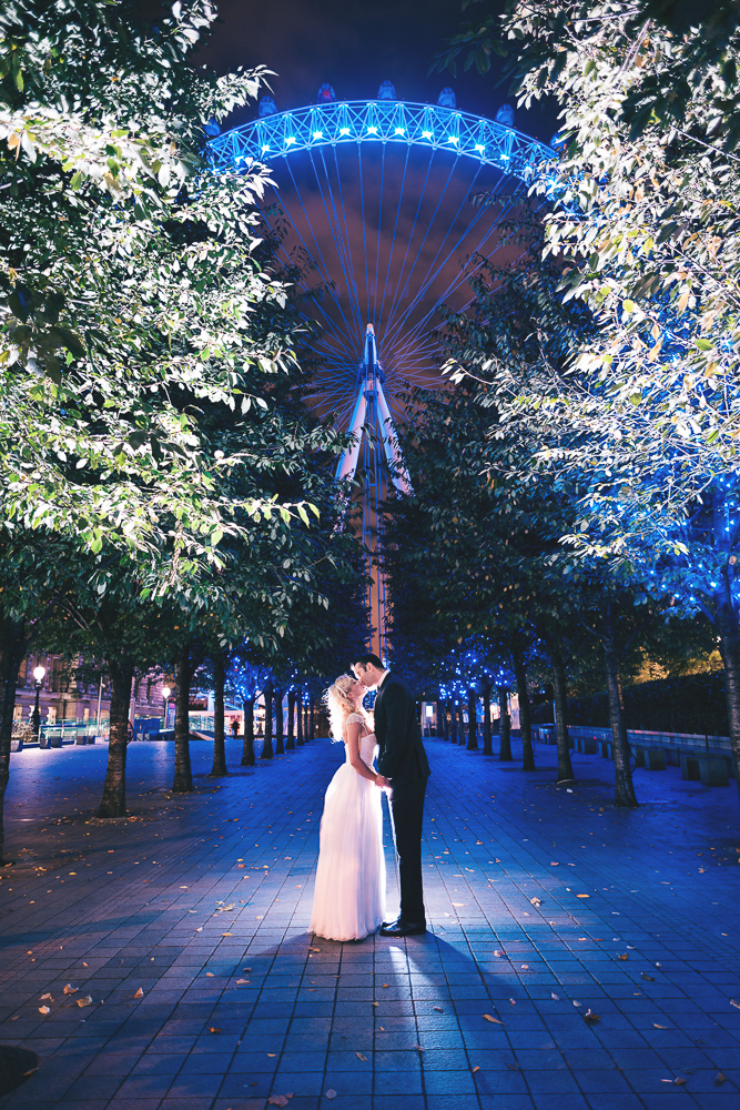 Night Couple Photoshoot - Couple kissing with the London Eye on the background