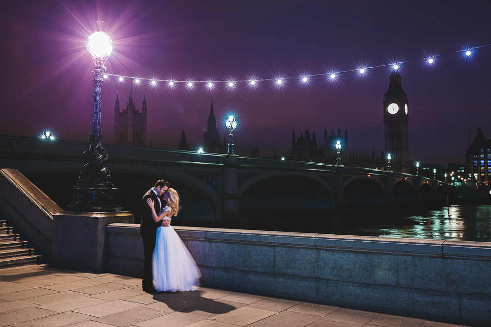 London Elopement - Night photoshoot of a couple kissing near by the Big Ben