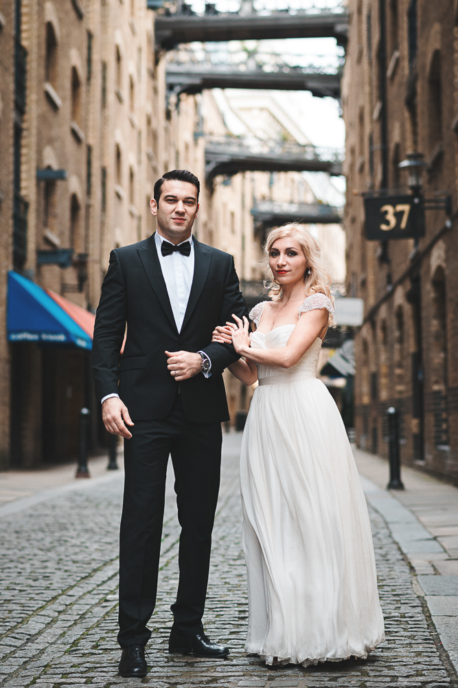 London Elopement - Couple picture in the streets of London 