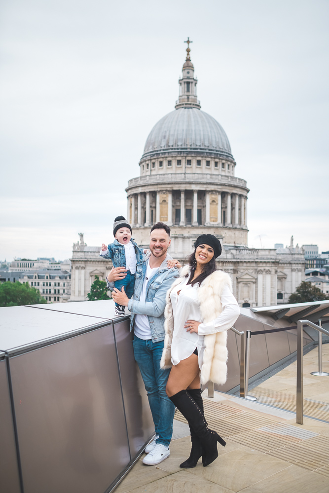 Family Photoshoot in London with the church of Saint Paul in the background