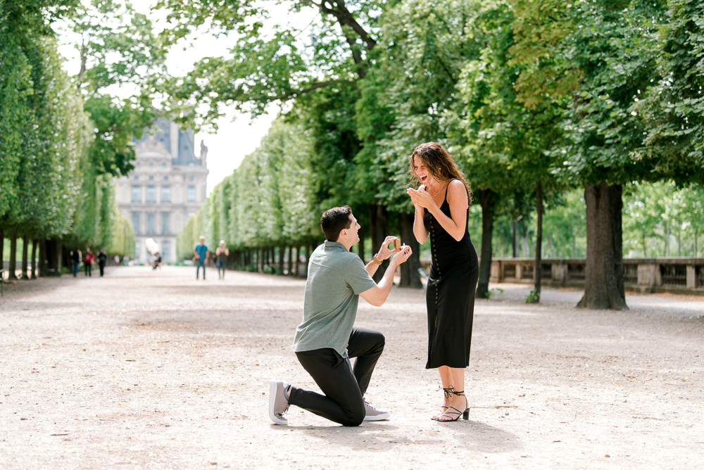 Complete surprise proposal in the street