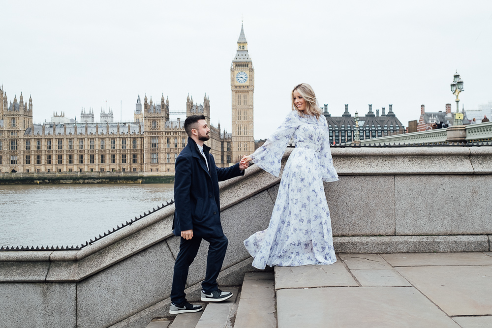 Fun activity idea for couples visiting London - a romantic photo shoot with a professional photographer