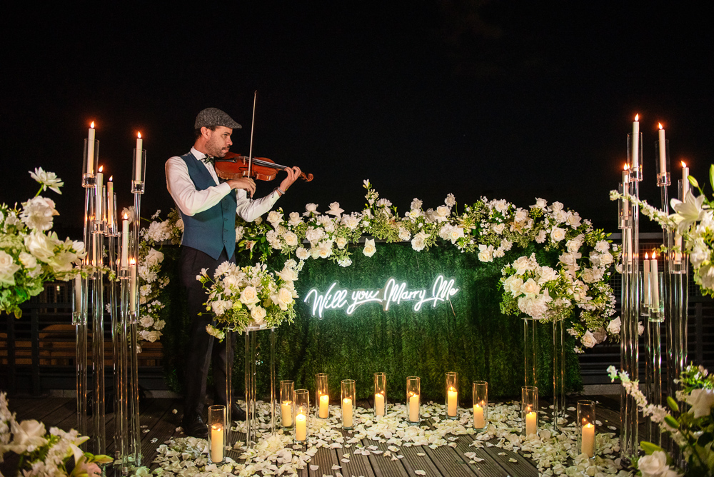 How to propose - Florist and musician for a romantic marriage proposal