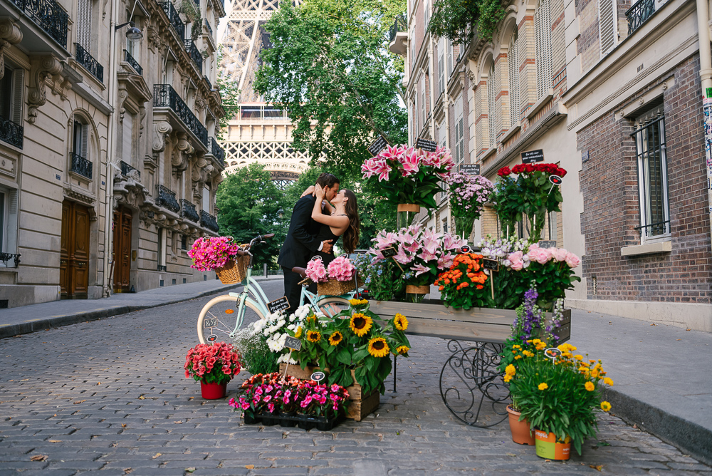 Proposal in a quiet alley with a flower seller cart