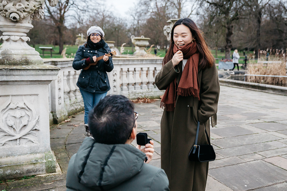 Surprise proposal with a musician