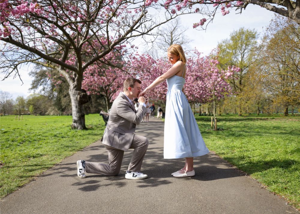 Kneeling for the big question - London Proposal in Spring - Greenwich Park