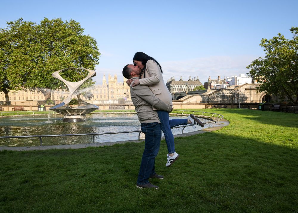 Robyn & Nick - Sunny Westminster Bridge Proposal in May - pictures by Tom, The Now Time Photographer