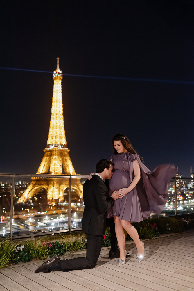 The best babymoon photos in Paris at the Eiffel Tower