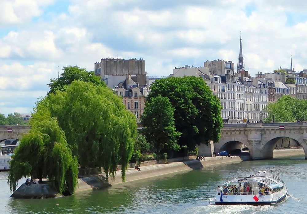 Square du Vert-Galant on Île de la Cité