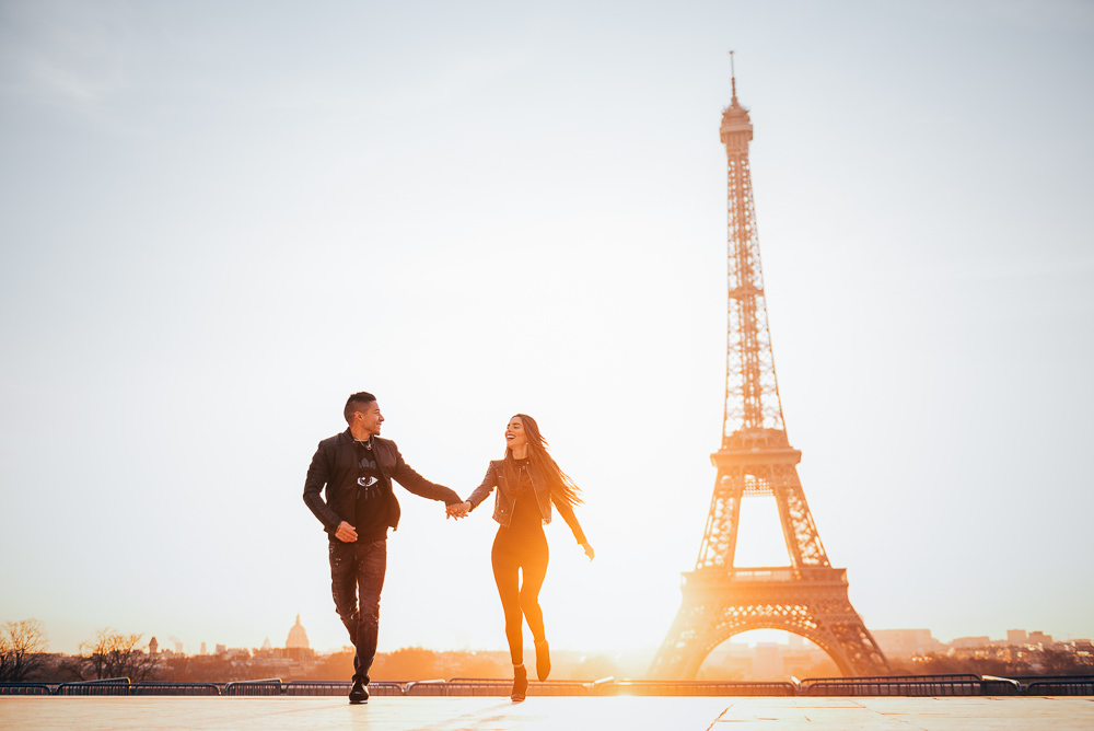 Couple photography with a flattering light backlight