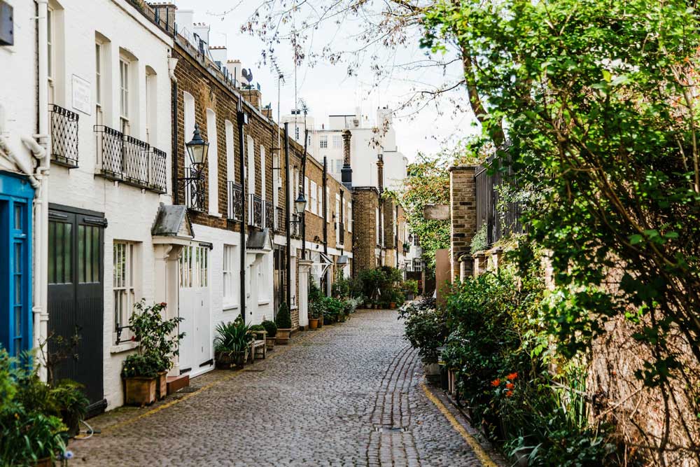 Couple Photoshoot - London Streets for Romantic Backdrops - Kynance Mews