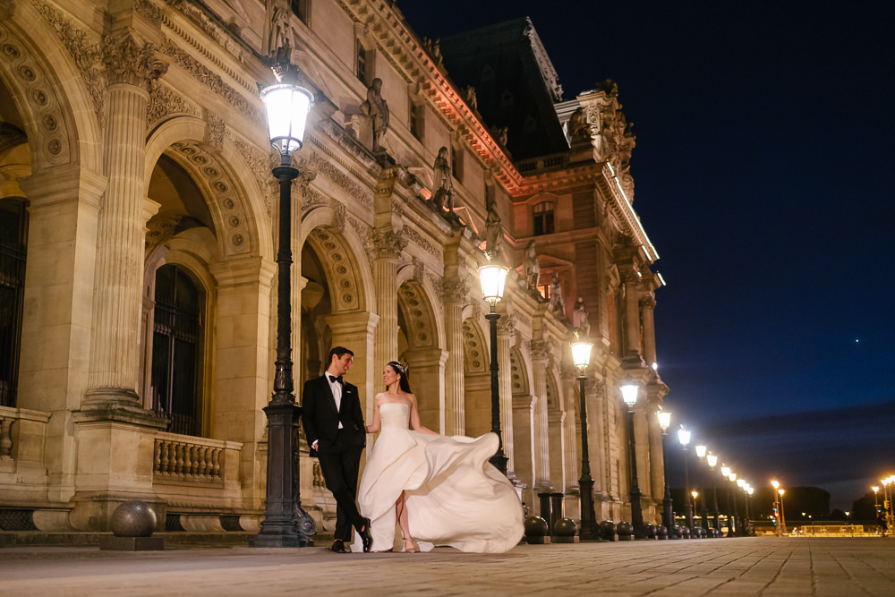 Leading lines formed by night lamps in wedding photography