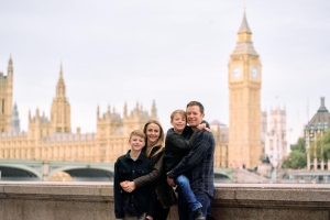 Family photoshoot in London near Westminster accross River Thames